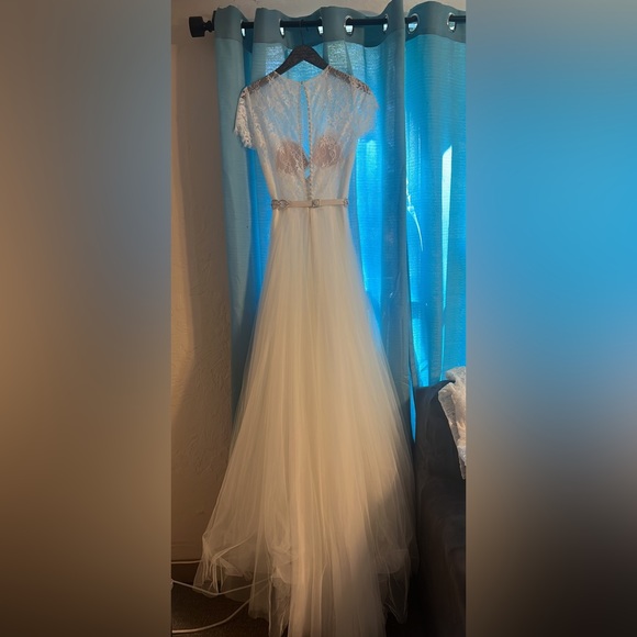 Gorgeous Vowed wedding dress with belt. - Picture 6 of 9